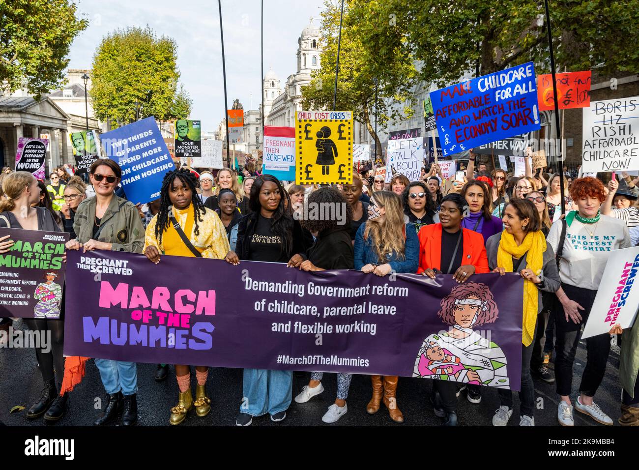 Londra, Regno Unito. 29 ottobre 2022. I genitori di Whitehall partecipano alla “marcia delle mummie”, che richiede una riforma del governo in materia di assistenza all’infanzia, congedo parentale e lavoro flessibile. I manifestanti stanno marciando da Trafalgar Square a Parliament Square. Proteste simili si stanno tenendo in altre 10 città del Regno Unito, con molti partecipanti vestiti con costumi ispirati ad Halloween. Credit: Stephen Chung / Alamy Live News Foto Stock