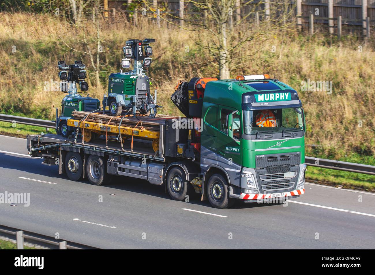 Murphy pubblicità Volvo FMX HGV Diesel torre di illuminazione mobile; impianti e attrezzature per cantieri edili nel Regno Unito. Foto Stock