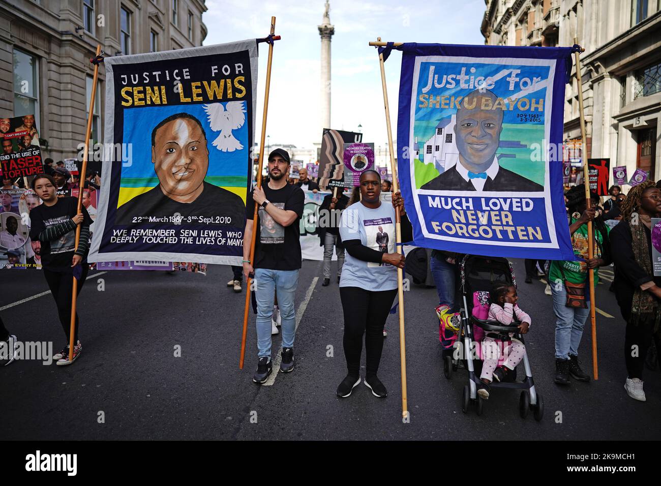 I membri della United Families and Friends Campaigns (UFFC) partecipano alla loro 24th° Processione annuale di commemorazione nel centro di Londra. Le famiglie coinvolte sono state ledite da morti nella custodia della polizia e della prigione e da condizioni di salute mentale. Data immagine: Sabato 29 ottobre 2022. Foto Stock