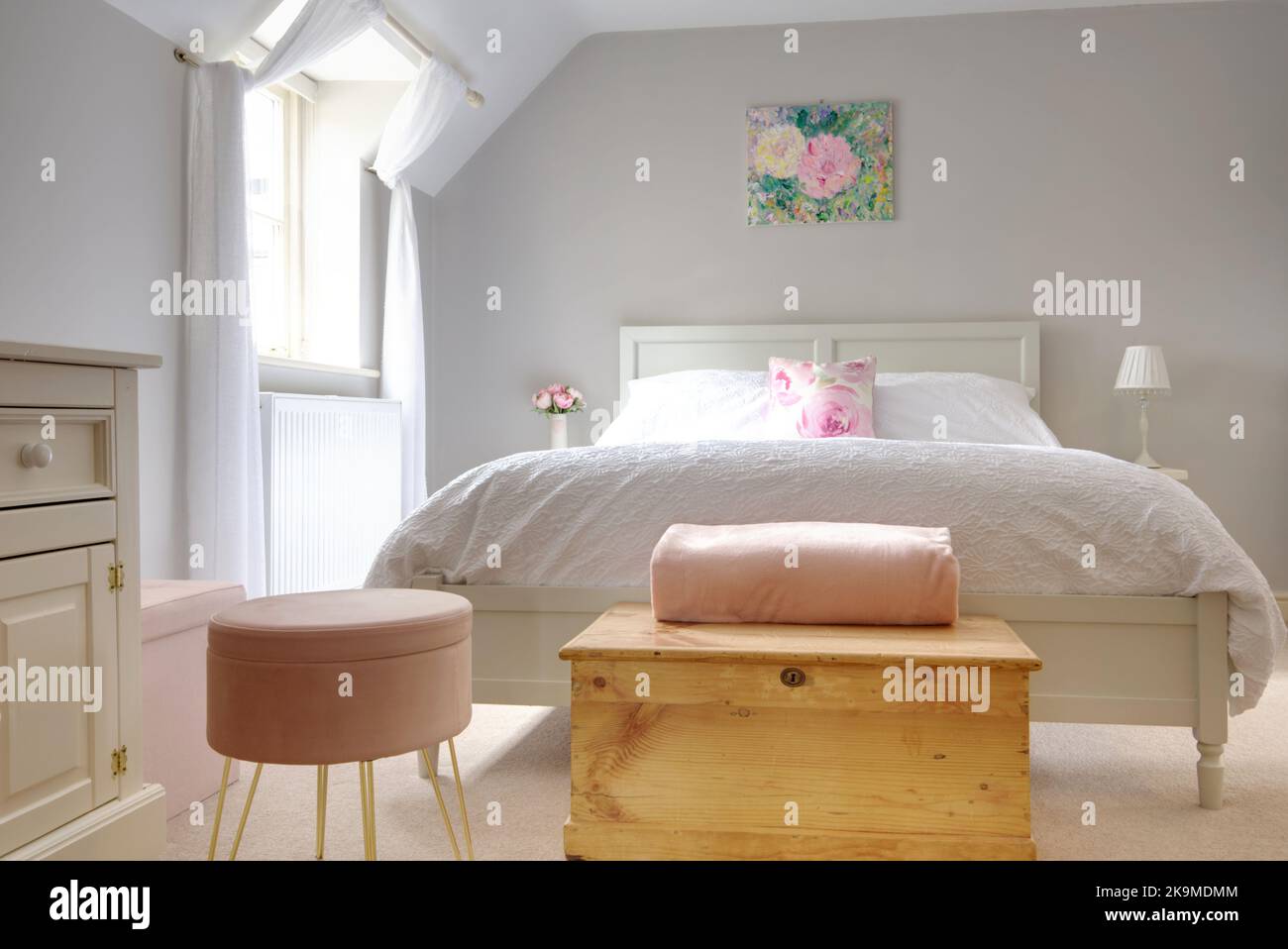 camera da letto arredata con stile Foto Stock
