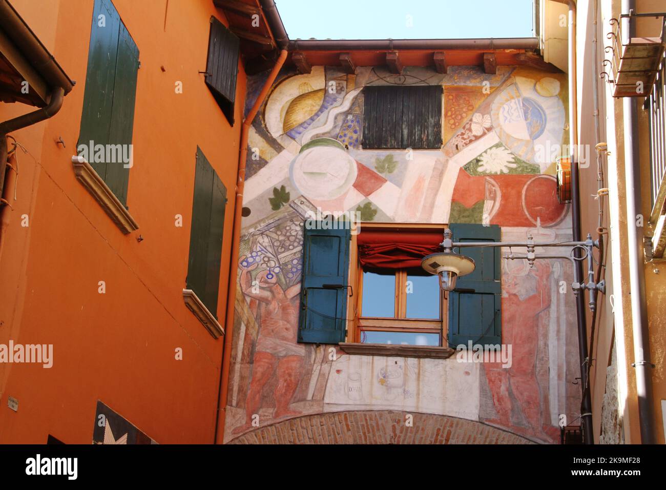 Dozza, Italia. Murales sulla facciata di edifici storici, creati da artisti durante la manifestazione d'arte "Nuova Biennale del Muro dipinto". Foto Stock