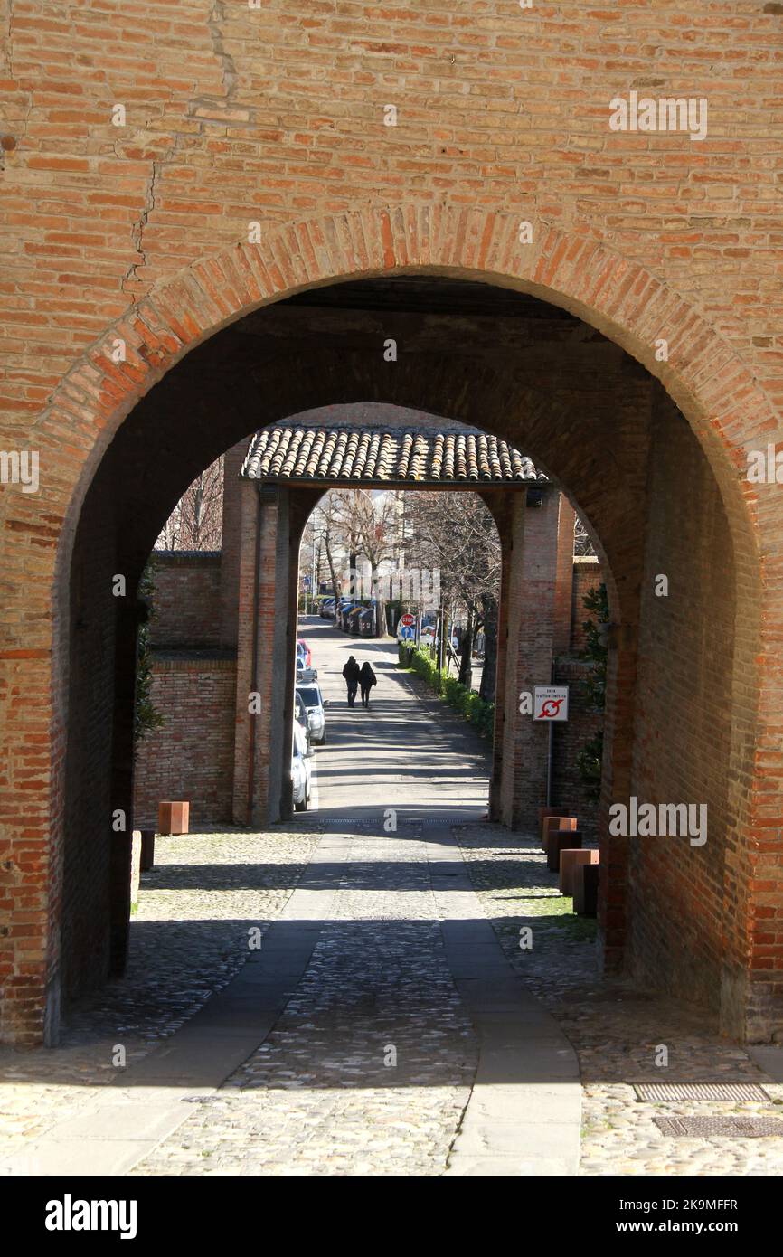 Dozza, Italia. Porta di accesso alla città medievale fortificata. Foto Stock