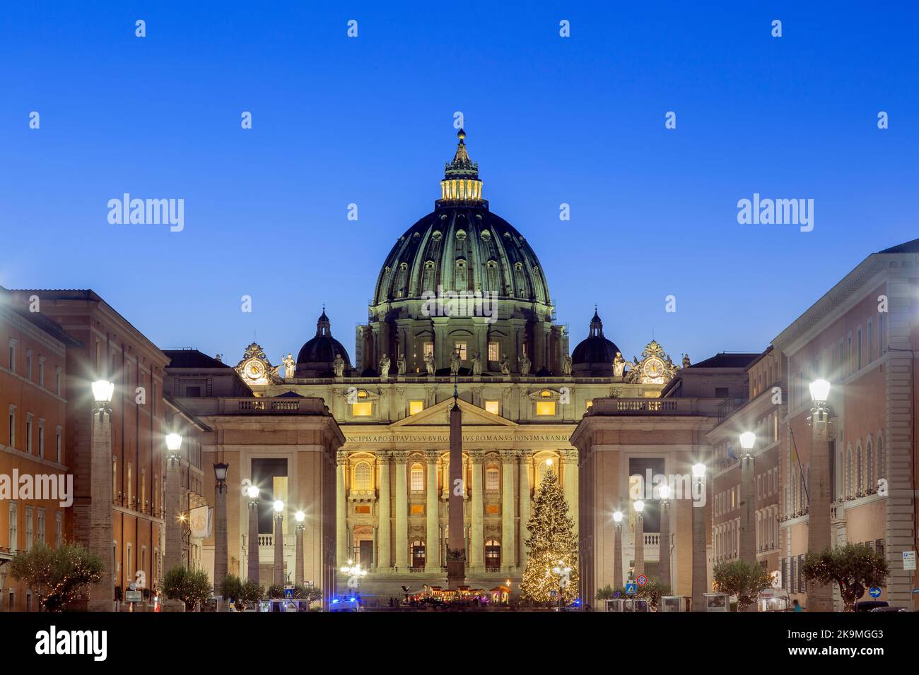 Piazza San Pietro, nella Città del Vaticano, in Italia, in Europa, visto da Via della conciliazione, durante il periodo natalizio. Foto Stock