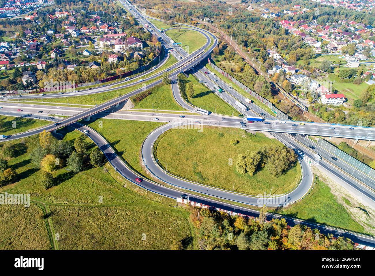 Incrocio su più livelli dell'autostrada. Spaghetti Junction sulla A4 International Highway con Zakopianka strada e ferrovia, la parte della superstrada intorno a Cracovia, Polan Foto Stock