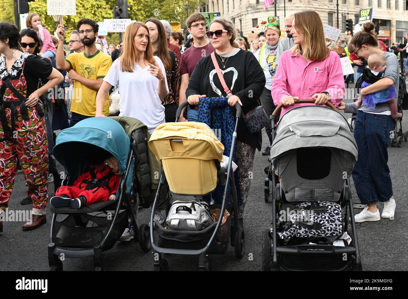 Trafalgar Square, Londra, Regno Unito. 29th ottobre 2022. Marzo delle Mummie è una protesta per chiedere migliori servizi di assistenza all'infanzia, congedo parentale e politiche di lavoro flessibili per le famiglie. Le donne hanno il diritto di protestare e di chiedere che le nostre voci siano ascoltate da questo governo. Credit: Vedi li/Picture Capital/Alamy Live News Foto Stock