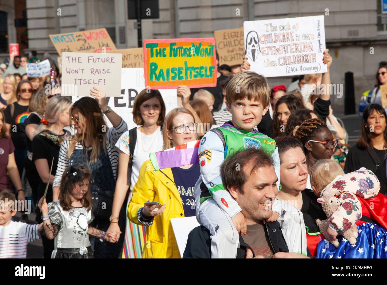 Londra, Regno Unito, 29 ottobre 2022: I dimostranti del marzo delle Mummie chiedono un'assistenza all'infanzia universale e accessibile. Migliaia di genitori, figli e nonni, molti in costumi a tema Halloween, hanno marciato a Londra e in altre città. La marcia è stata organizzata dal gruppo di campagna incinta poi scopata. Anna Watson/Alamy Live News Foto Stock