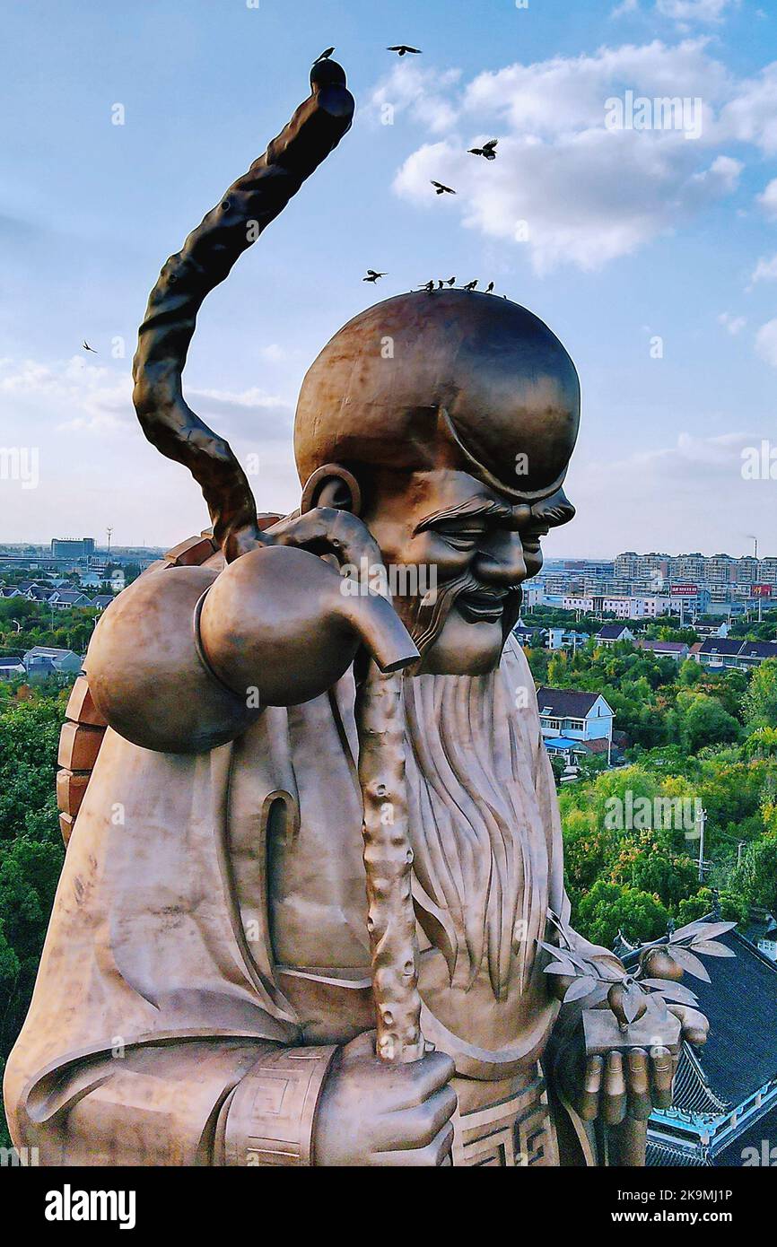 RUGAO, CINA - 29 OTTOBRE 2022 - Una statua di bronzo alta 49 metri di una stella di longevità si trova presso il Giardino delle stelle di longevità orientale a Rugao, nella Cina orientale Foto Stock