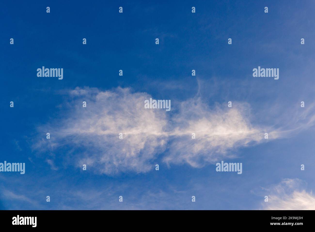 Cirrus nuvole contro un cielo blu Foto Stock