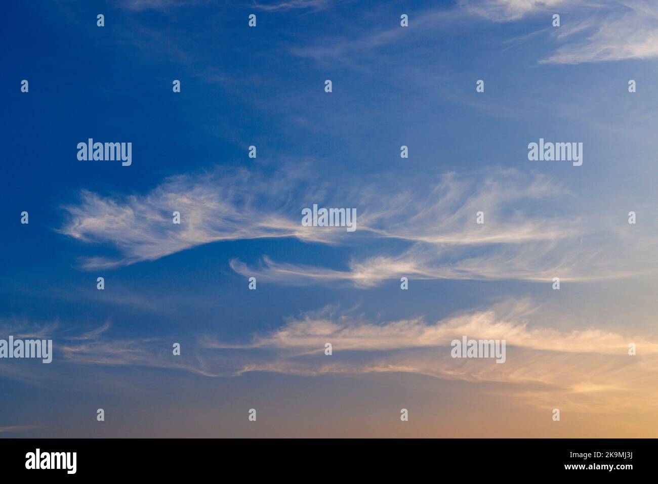 Cirrus nuvole contro un cielo blu Foto Stock