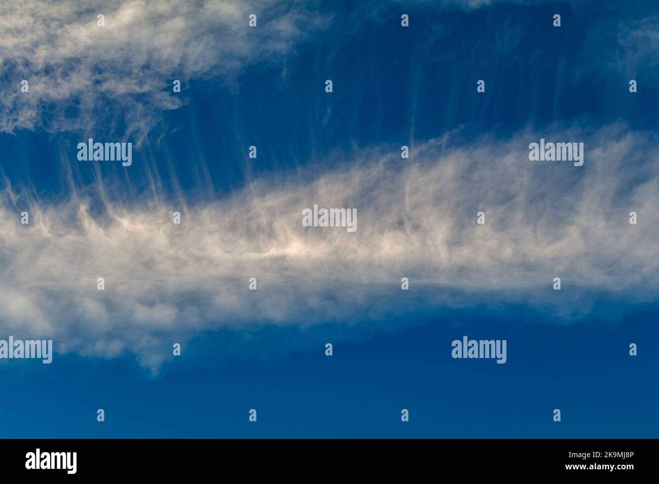 Cirrus nuvole contro un cielo blu Foto Stock