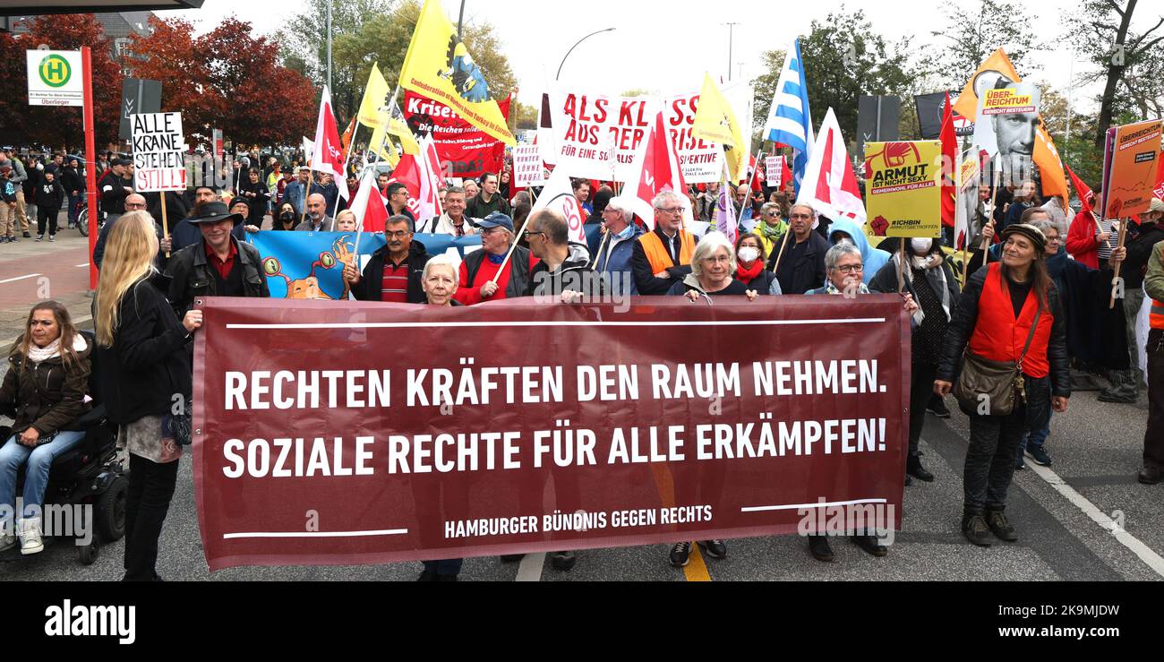 Amburgo, Germania. 29th Ott 2022. I partecipanti alla dimostrazione tengono un banner con l'iscrizione 'prendere lo spazio dalle forze di destra. Lotta per i diritti sociali per tutti” in una manifestazione sotto lo slogan "solidarietà dalla crisi - vita accessibile per tutti invece di profitti per pochi. Credit: Markus Scholz/dpa/Alamy Live News Foto Stock