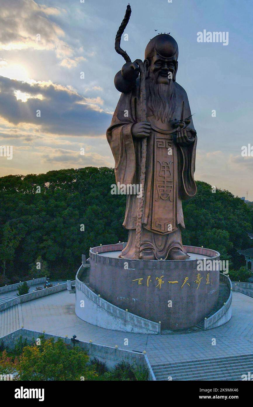 RUGAO, CINA - 29 OTTOBRE 2022 - Una statua di bronzo alta 49 metri di una stella di longevità si trova presso il Giardino delle stelle di longevità orientale a Rugao, nella Cina orientale Foto Stock