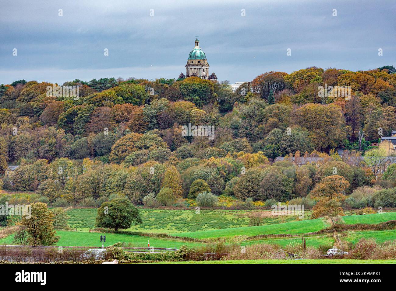 Lancaster, Lancashire, Regno Unito. 29th Ott 2022. Un giorno d'autunno noioso all'Ashton Memorial, Ashton Park, Lancaster, Lancashire. Ashton Memorial è una follia a Williamson Park, Lancaster, Lancashire. Fu costruito dall'industriale Lord Ashton in memoria della sua seconda moglie Jessy ed è conosciuto come il Taj Mahal del Nord e anche la follia più grande dell'Inghilterra. Credit: John Eveson/Alamy Live News Foto Stock