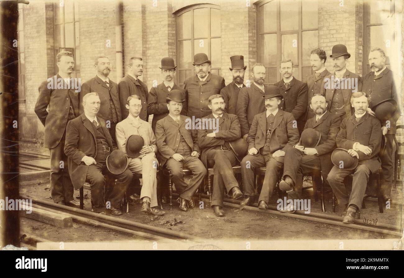 Foto di gruppo dal tempo di GD Pegelow a Gothenburg 1892. Temporizzato per quanto riguarda i pali d'argento la mano sinistra è senza un anello. 1. BH J.E. Johansson 2. BH EDV. Eriksson 3. Verkmst C.K.E. Bildt 4. BH f.a. Lundgren 5. BH B.A. Svensson 6. BH K.E. Eriksson 7. BH o.v. Myrin 8. Cassetto B.O. Ekman 9. KS N.A.V. Wallgren 10. KS J.A. Seldén 11. BH N.M. Orstadius 12. Verkmst N.B. Landqvist 13. Cassetto d.o.m. Palo d'argento 14. KMR D.G. Bergström 15. MD F.W.H. Pegelow 16. Miö G.L. Allan 17. Fdförv T.T. Ramberg 18. BH S.C.E. Appelgren. Foto Stock
