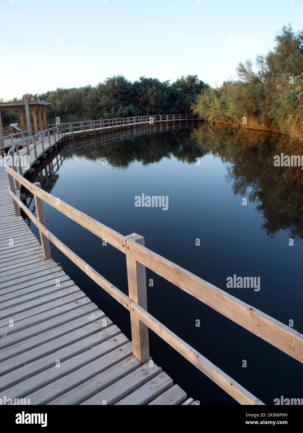 Riserva delle zone umide Azraq, passerella intorno al lago, Giordania, ottobre 2022 Foto Stock