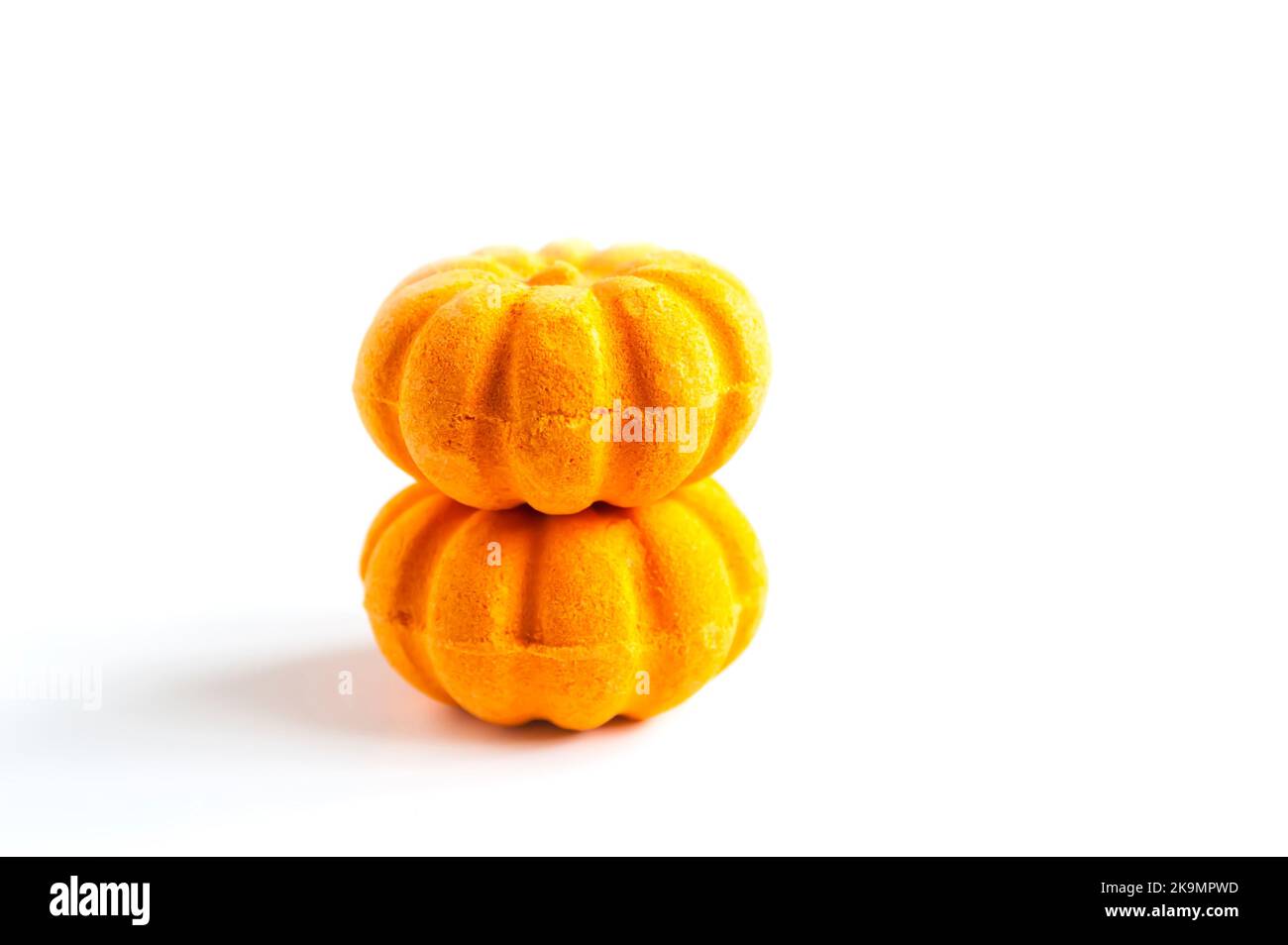 Bombe da bagno arancioni profumate a forma di zucca. Prodotti per la cura della pelle. Foto Stock