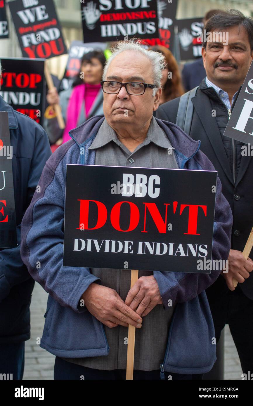 Londra, Inghilterra, Regno Unito. 29th Ott 2022. I membri della diaspora indù indiana a Londra protestano contro la BBC fuori sede. I manifestanti accusano la BBC di pregiudizi anti-indù e anti-indiani. (Credit Image: © Tayfun Salci/ZUMA Press Wire) Foto Stock