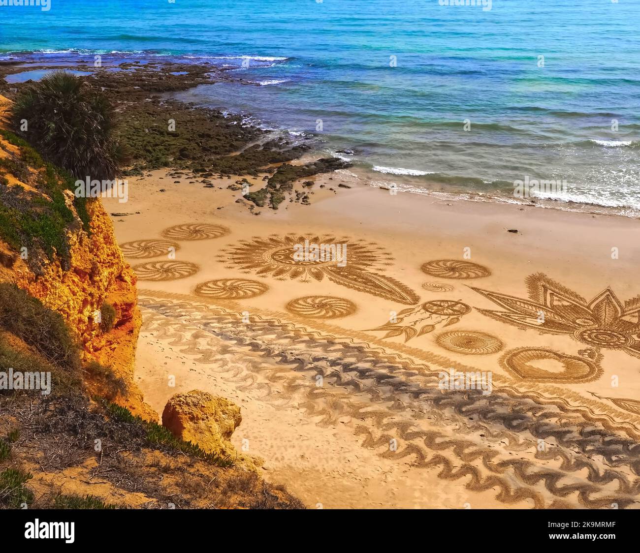 Bella spiaggia di sabbia mandala a Albufeira in Portogallo Praia Maria Luisa Foto Stock