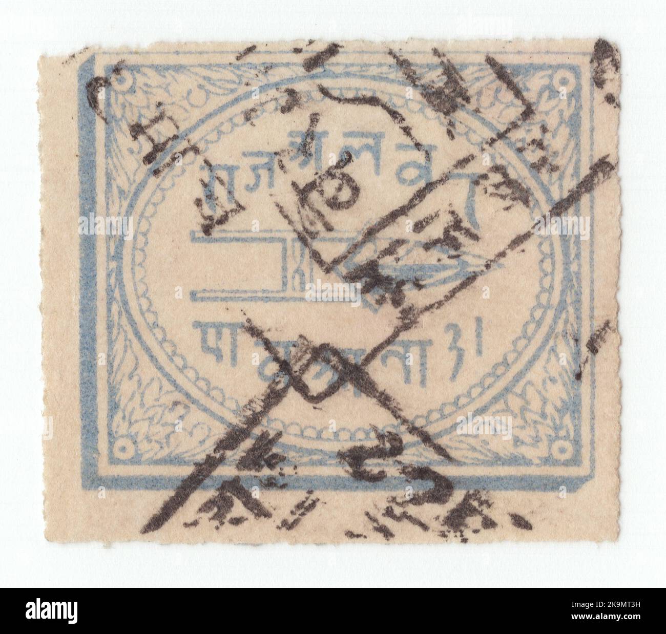 ALWAR - CIRCA 1877: Un originale francobollo ultramarino annullato di ¼ anna con l'immagine Katar (pugnale indiano) Foto Stock