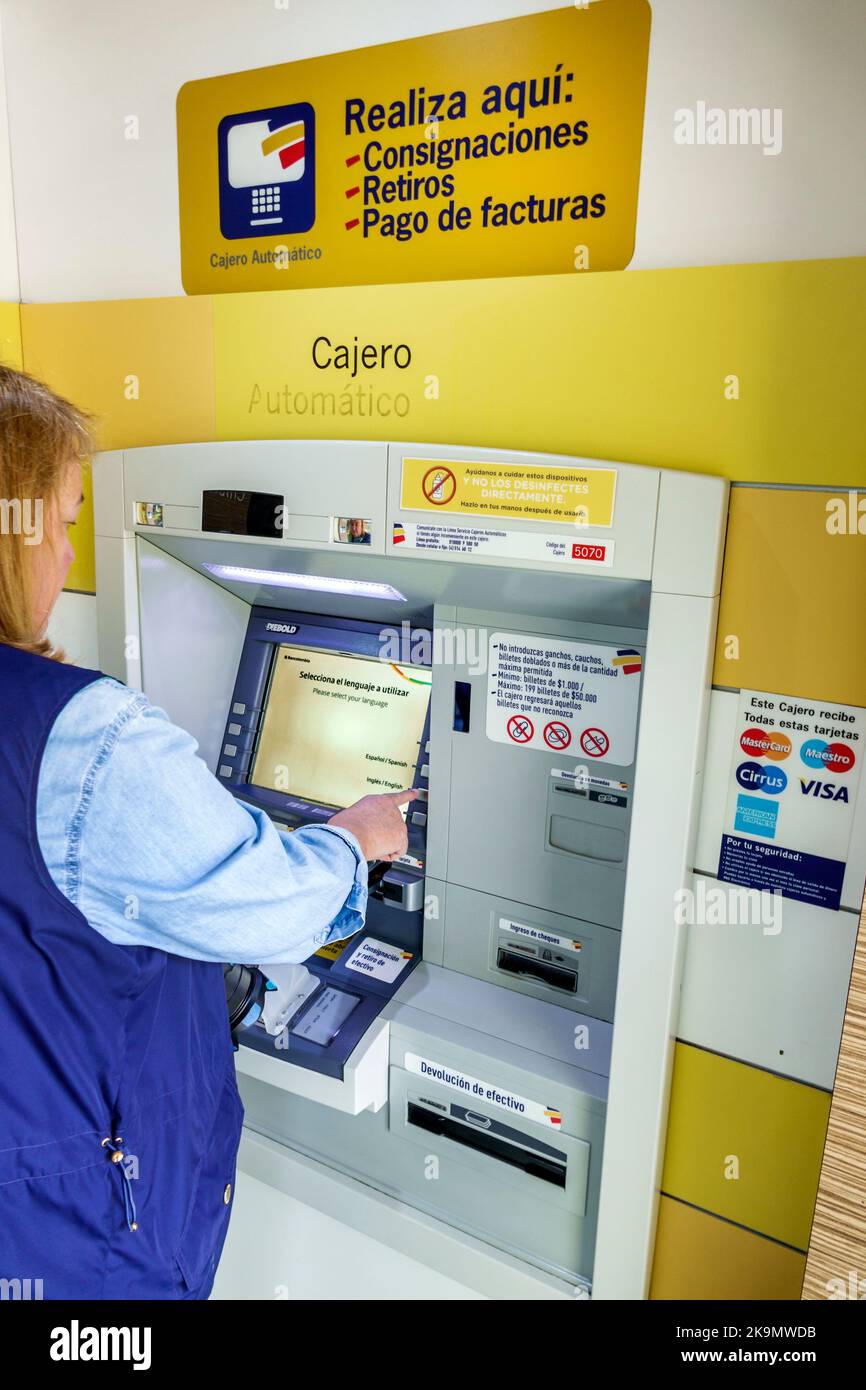 Bogotà Colombia,El Chico Carrera 13,Bancolombia banca economia ATM automatico macchina di teller utilizzando donna donna donna donna interno femminile, colombiano Foto Stock