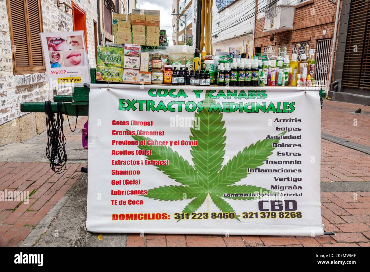 Bogota Colombia,Usaquen Carrera 6a Mercado de Las Pulgas en Usaquen Domenica mercato delle pulci shopping, marijuana medicinale cannabis coca CBD oli estratti,di Foto Stock