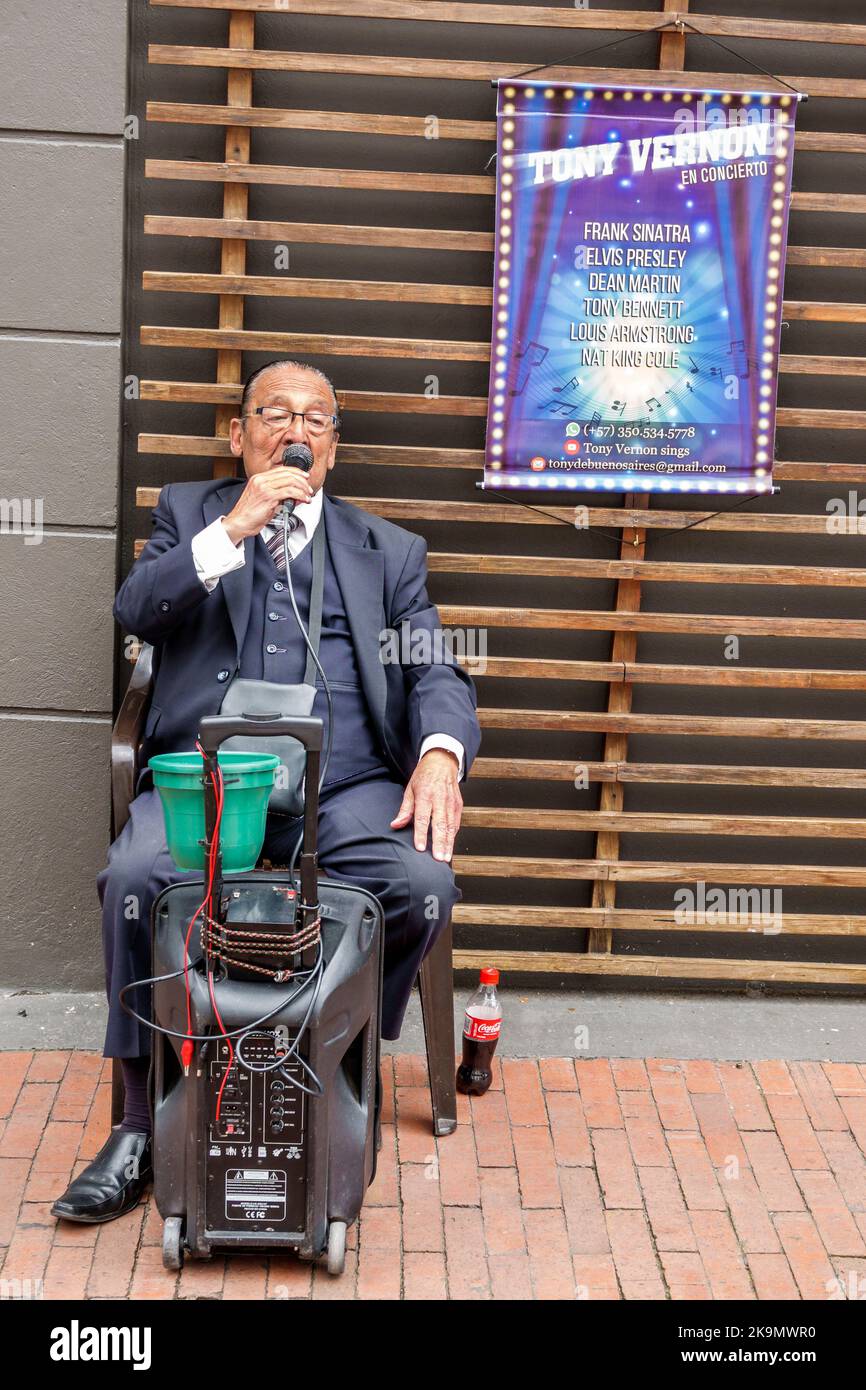 Bogota Colombia,Usaquen Carrera 6a Mercado de Las Pulgas en Usaquen Domenica mercato delle pulci shopping, anziani cittadini pensionati pensionati r Foto Stock