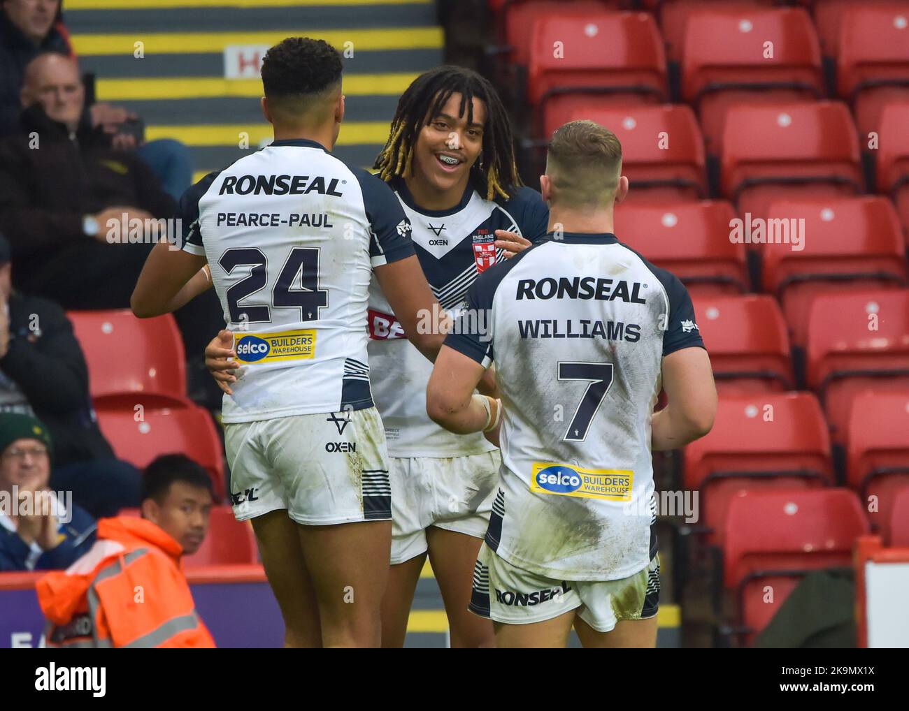 Dominic Young of England festeggia con George Williams (c) d'Inghilterra e Kai Pearce-Paul d'Inghilterra il 29 ottobre 2022 (Foto di Craig Cresswell/Alamy Live News) la partita della Coppa del mondo di rugby 2021 tra la Grecia e l'Inghilterra a Bramall Lane, Sheffield, South Yorkshire, Regno Unito) Foto Stock