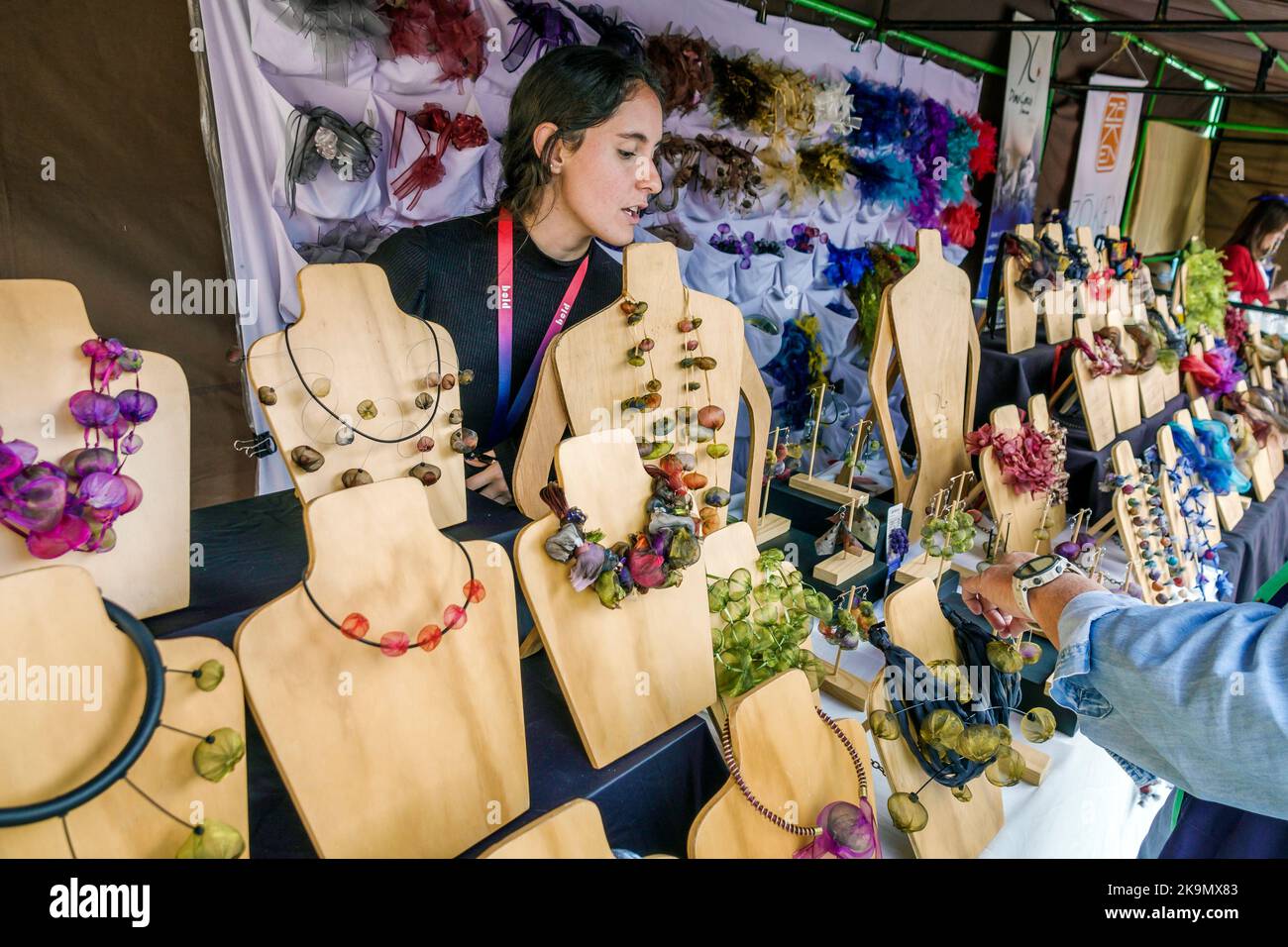 Bogota Colombia,Usaquen Carrera 6a Mercado de Las Pulgas en Usaquen Domenica mercato delle pulci, collane fatte a mano, artigianato esposizione vendita Vendor Foto Stock
