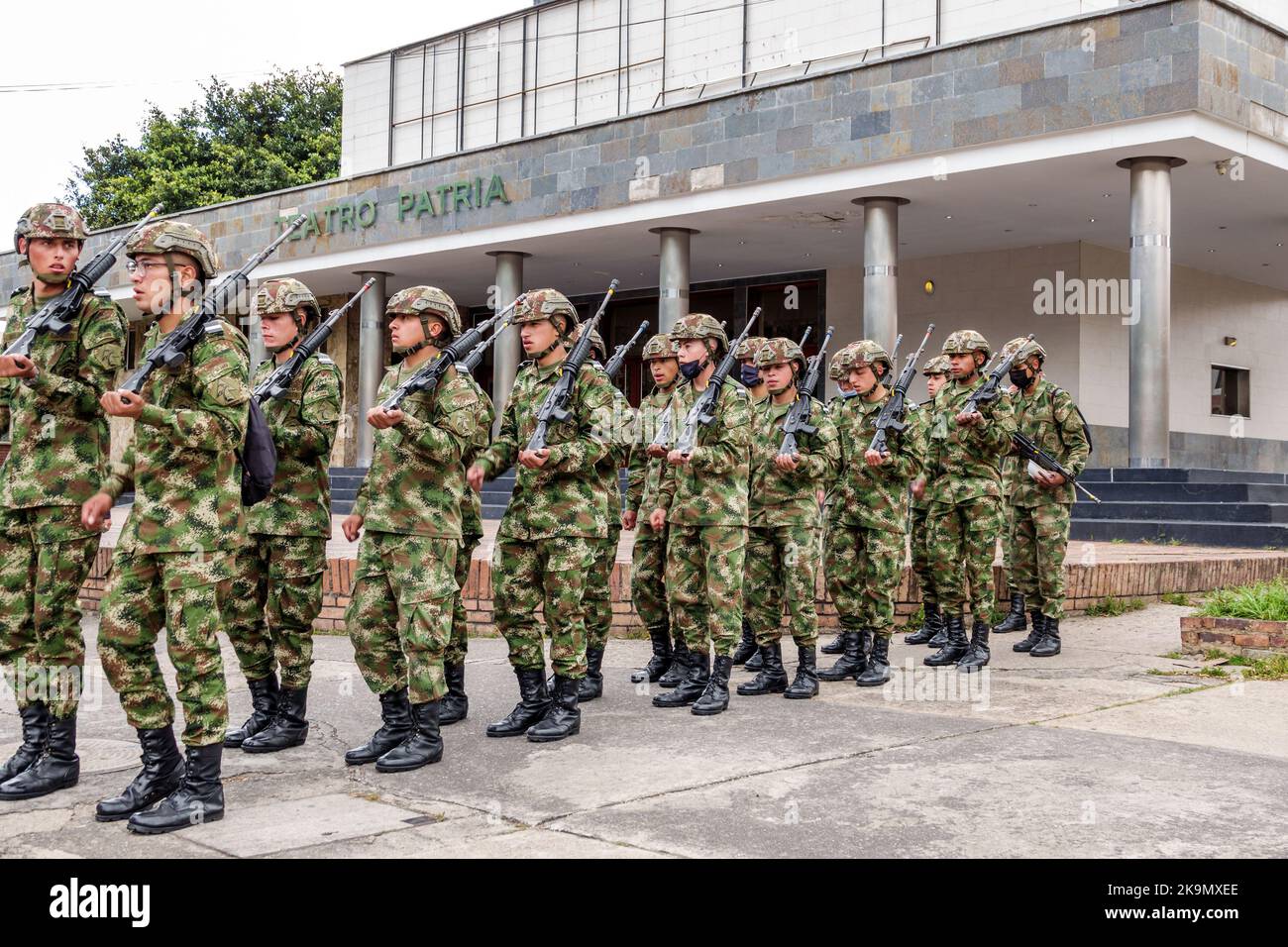 Bogota Colombia, Chapinero, soldati soldato uniforme uniforme formazione uniforme Canton Norte base militare Nazionale forze armate reclutare fucile in marcia Foto Stock