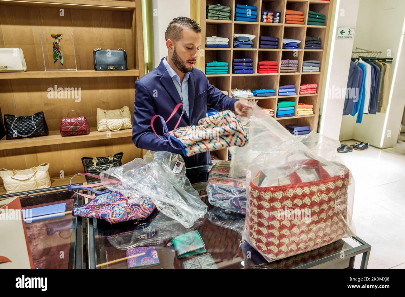 Bogota Colombia, Chapinero El Retiro Centro Comercial El Shopping Center, Purificacion Garcia moda spagnola borse donna abbigliamento borse sa Foto Stock