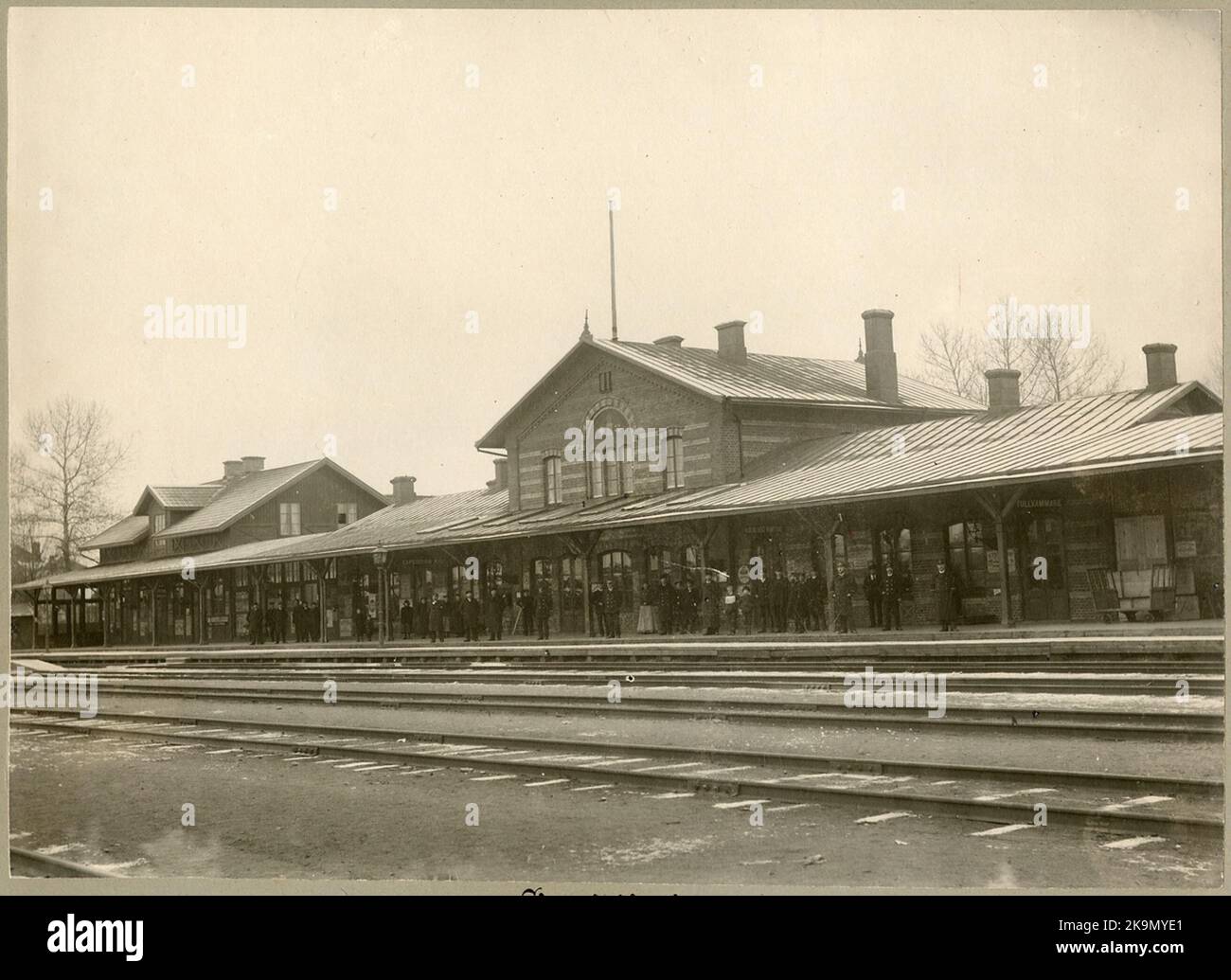 Vista a Charlottenberg. La stazione è stata aperta nel 1865. Eldrift est 1937, ovest verso la Norvegia nel 1951. La stazione è stata modernizzata e dotata di una linea di riscaldamento nel 1931. La locomotiva è stata ampliata nel 1879 e nel 1928 e nel 1937 sono state ritirate le condotte di calore. Una casa overrid, 9a, è stata costruita nel 1883. Nell'edificio si trovano anche i locali doganali. È stato ignorato anche il n. Foto Stock