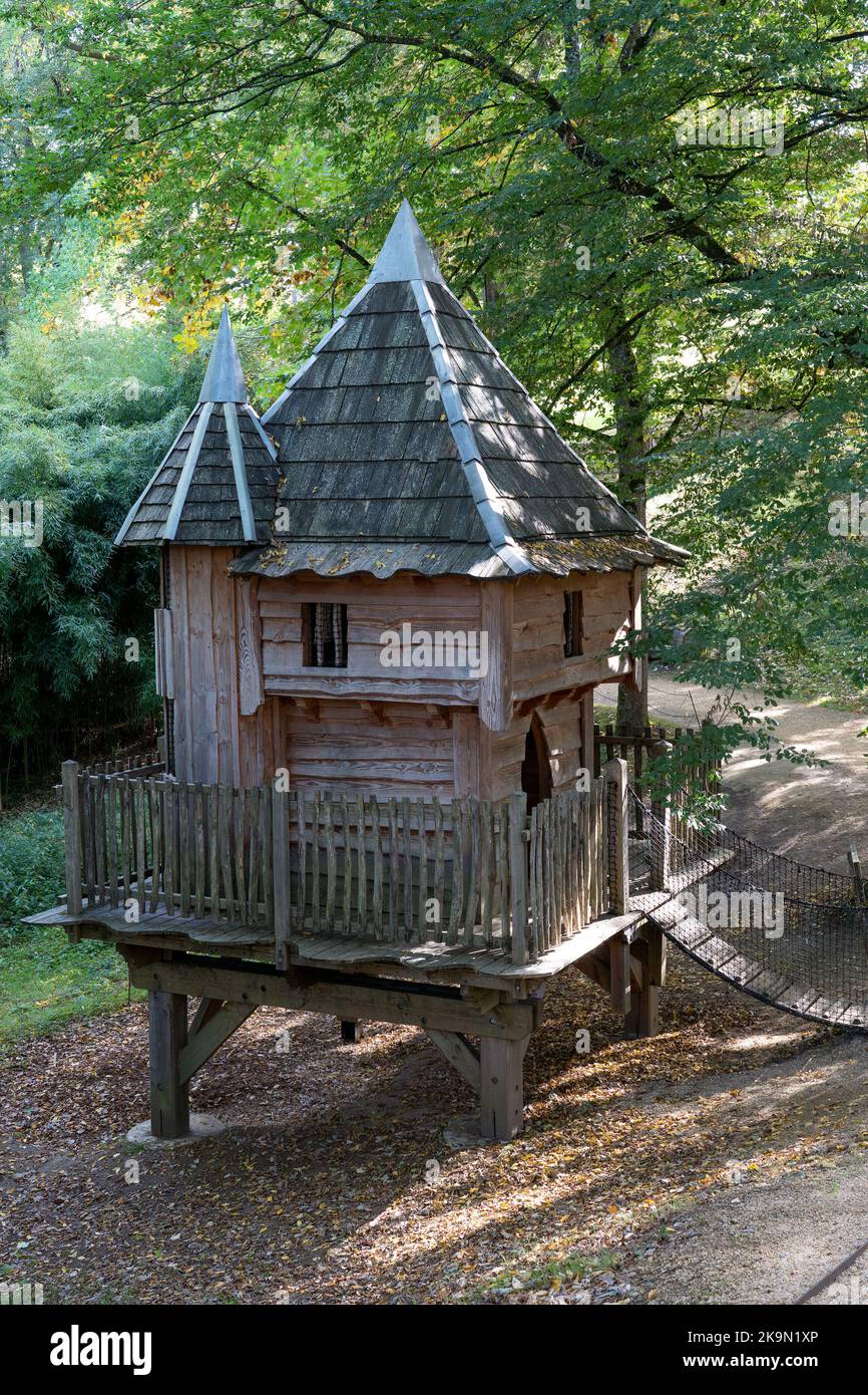 un parco giochi in legno per bambini nel maniero di un piccolo castello Foto Stock