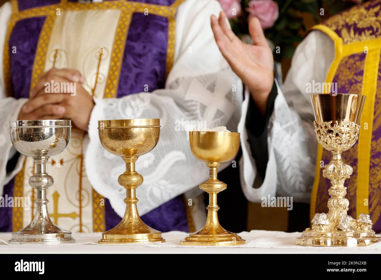 Calice e ambulanza all'altare, preghiera e benedizione durante la messa - Consacrazione del pane e del vino nel corpo e nel sangue di Gesù - Ostia Sacra Foto Stock