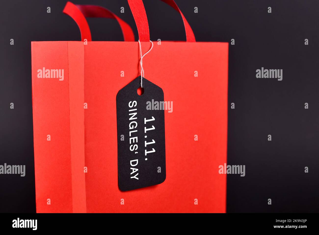 Shopping bag con tag '11,11. Single' Day', una stagione cinese non ufficiale di vacanze e shopping che celebra le persone che non sono in relationshi Foto Stock