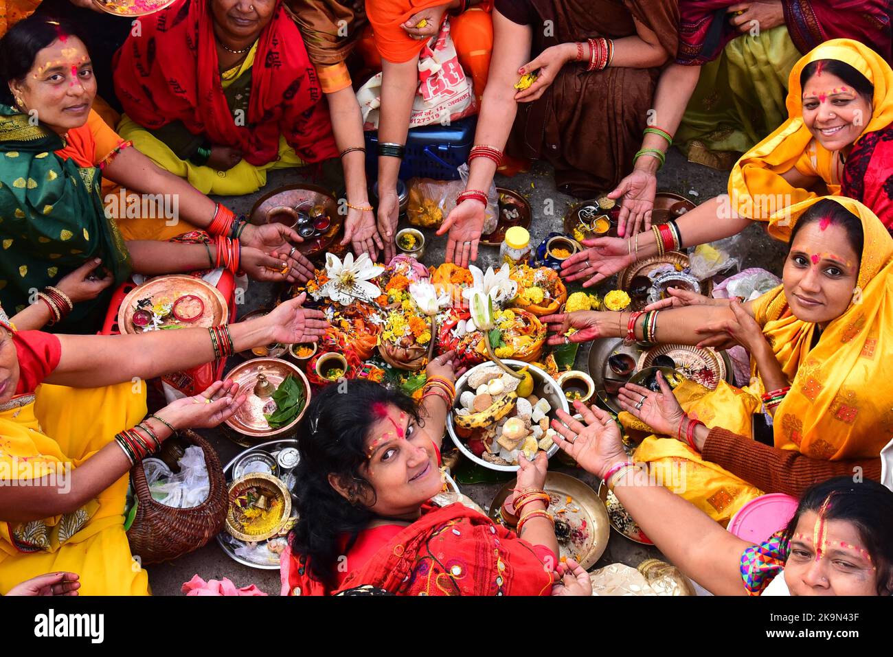 Le donne Jalabhishek di Laddu Gopal ed eseguono rituali al lago di Devtal il mese santo di Kartik in Jabalpur. Foto di - Uma Shankar Mishra Foto Stock