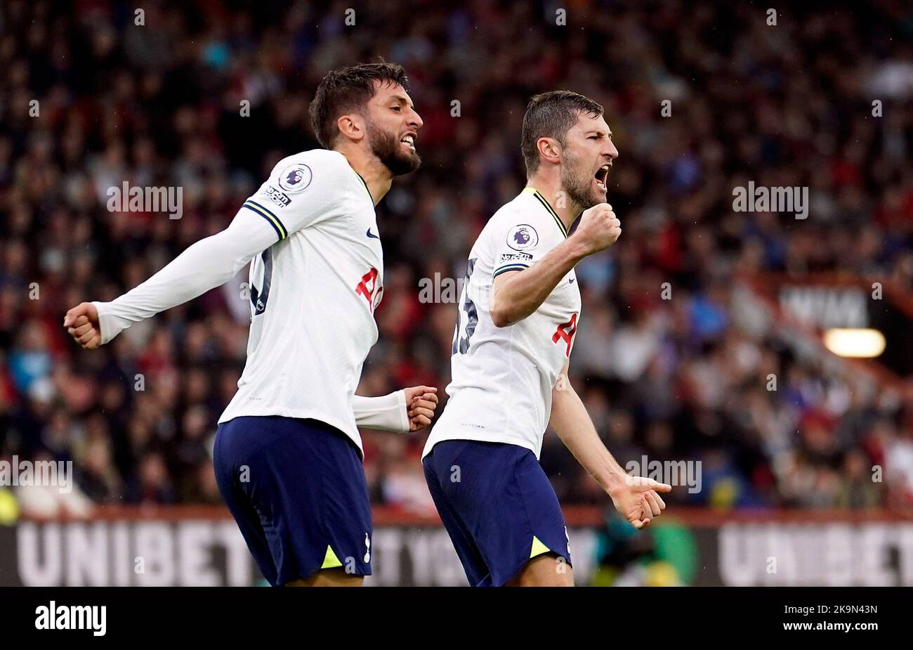 Ben Davies di Tottenham Hotspur festeggia il secondo goal del gioco con il compagno di squadra Rodrigo Bentancur (a sinistra) durante la partita della Premier League al Vitality Stadium di Bournemouth. Data immagine: Sabato 29 ottobre 2022. Foto Stock