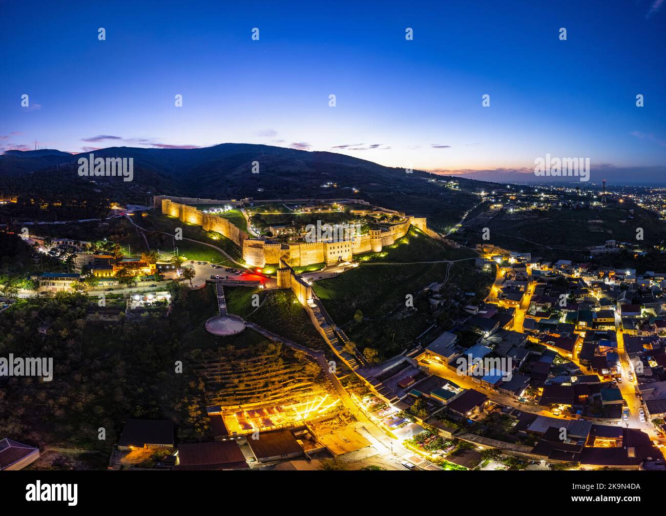 Vista panoramica aerea dell'antica cittadella di Naryn-Kala e delle mura della fortezza. Fotografia dall'alto con illuminazione notturna. Derbent vecchia Repubblica cit Foto Stock