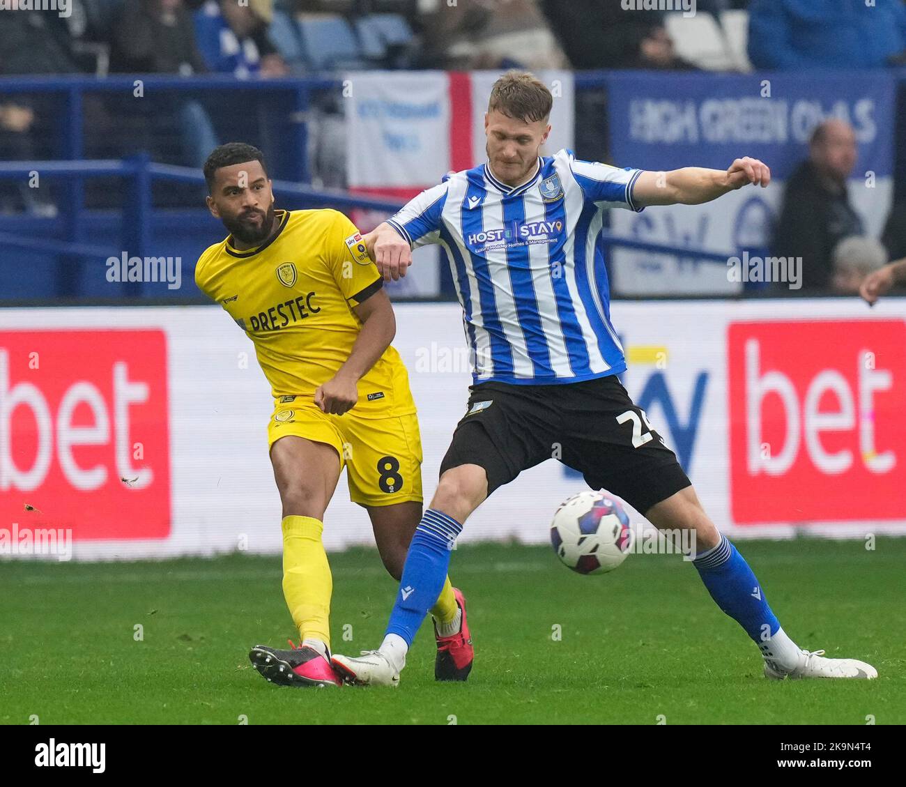 Michael Smith #24 di Sheffield Wednesday compete per la palla con Adrian Mariappa #8 di Burton Albion durante la partita della Sky Bet League 1 di Sheffield Wednesday vs Burton Albion a Hillsborough, Sheffield, Regno Unito, 29th ottobre 2022 (Foto di Steve Flynn/News Images) Foto Stock