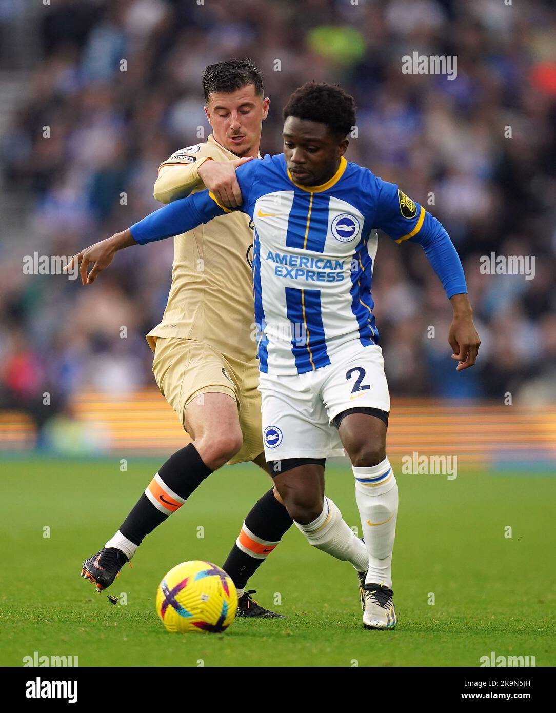 Tariq Lamptey di Brighton e Hove Albion (a destra) e Mason Mount di Chelsea combattono per la palla durante la partita della Premier League presso l'Amex Stadium di Brighton. Data immagine: Sabato 29 ottobre 2022. Foto Stock