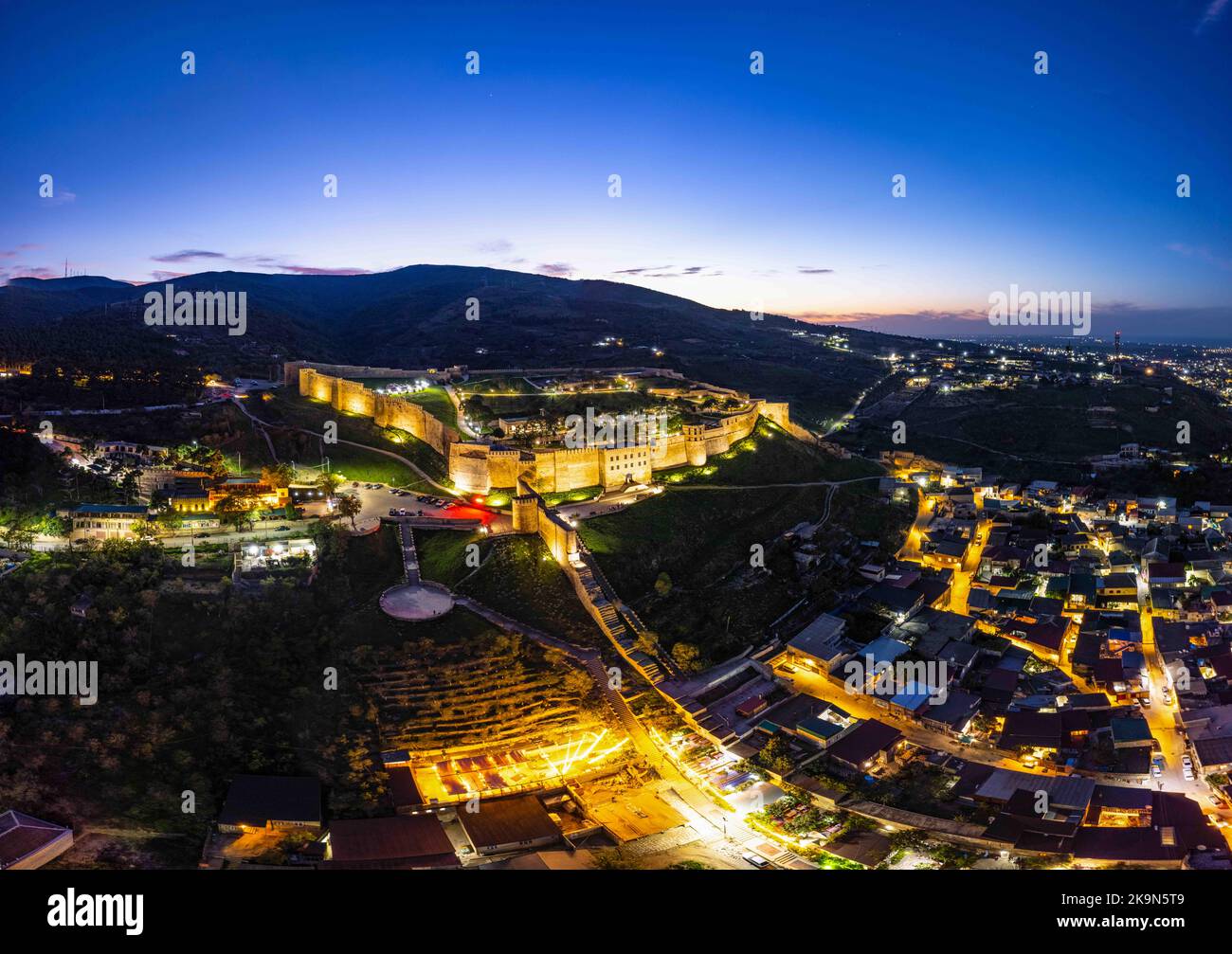 Vista panoramica aerea dell'antica cittadella di Naryn-Kala e delle mura della fortezza. Fotografia dall'alto con illuminazione notturna. Derbent vecchia Repubblica cit Foto Stock