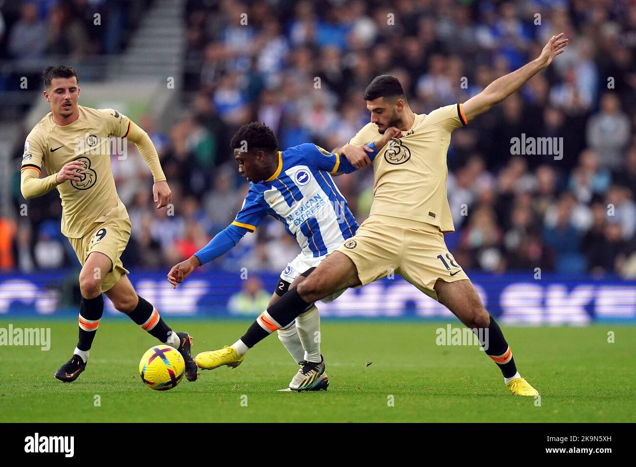 Tariq Lamptey di Brighton e Hove Albion e Armando broja (a destra) di Chelsea si battono per la palla durante la partita della Premier League presso l'Amex Stadium di Brighton. Data immagine: Sabato 29 ottobre 2022. Foto Stock