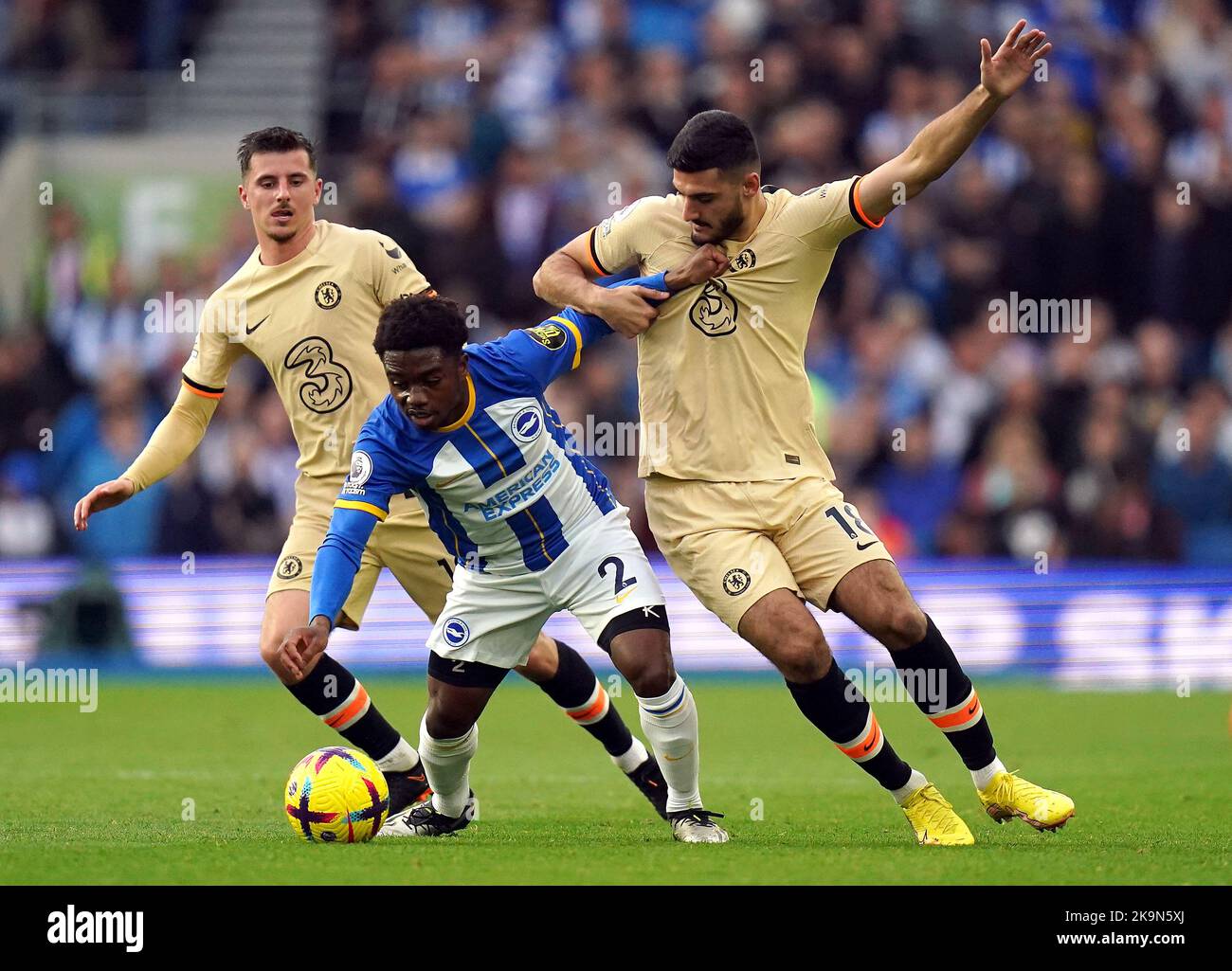 Tariq Lamptey di Brighton e Hove Albion e Armando broja (a destra) di Chelsea si battono per la palla durante la partita della Premier League presso l'Amex Stadium di Brighton. Data immagine: Sabato 29 ottobre 2022. Foto Stock