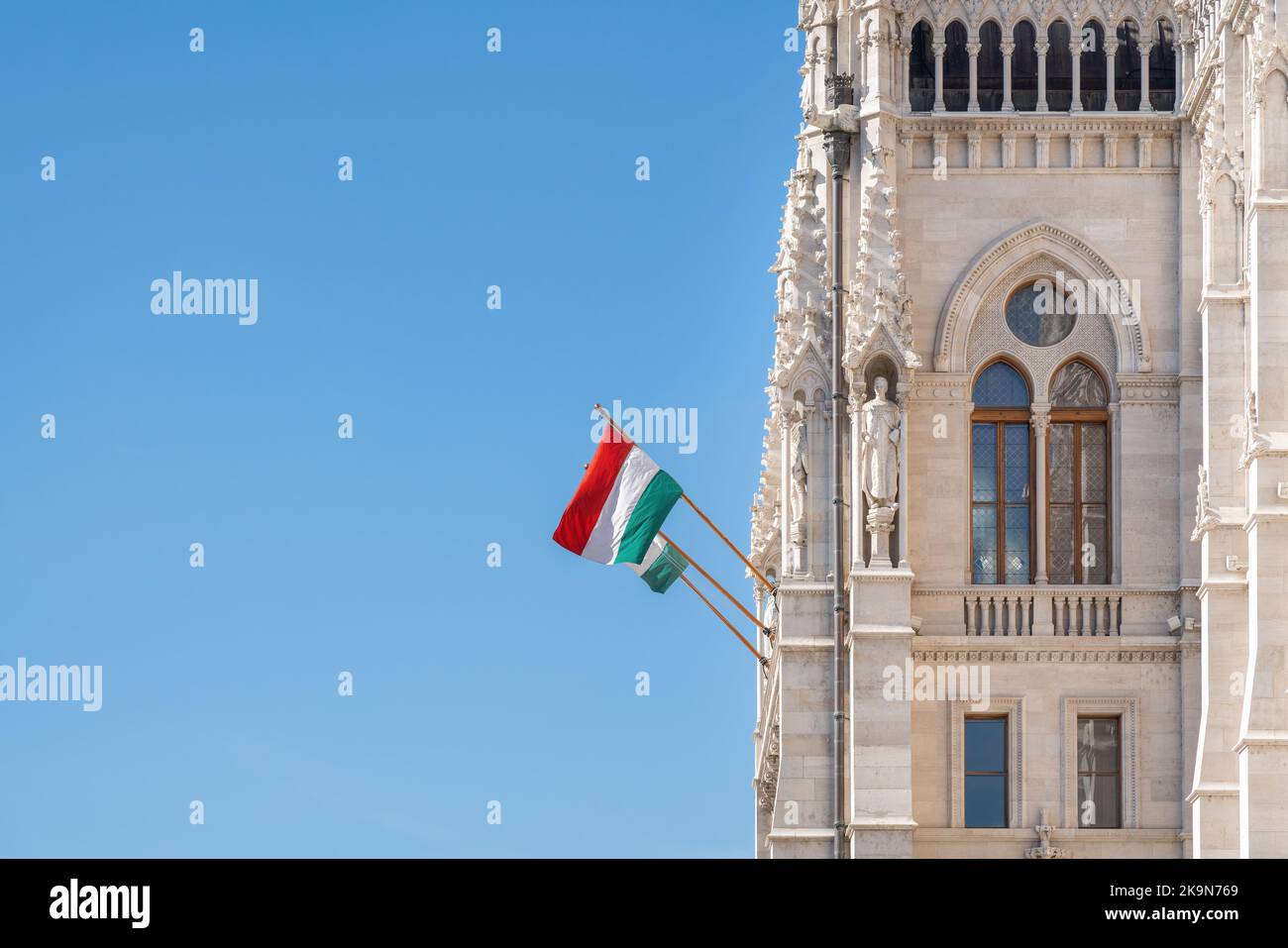 Bandiera ungherese presso l'edificio del Parlamento ungherese - Budapest, Ungheria Foto Stock