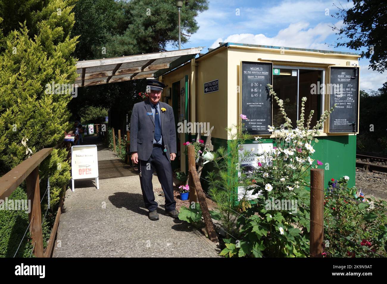 Gestore stazione a Wymondham Abbey stazione ferroviaria, Norfolk Foto Stock