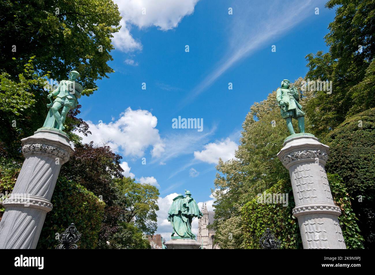 Statue di bronzo (di Paul Hankar) che rappresentano le corporazioni medievali in Place du Petit Sablon, Bruxelles, Belgio Foto Stock