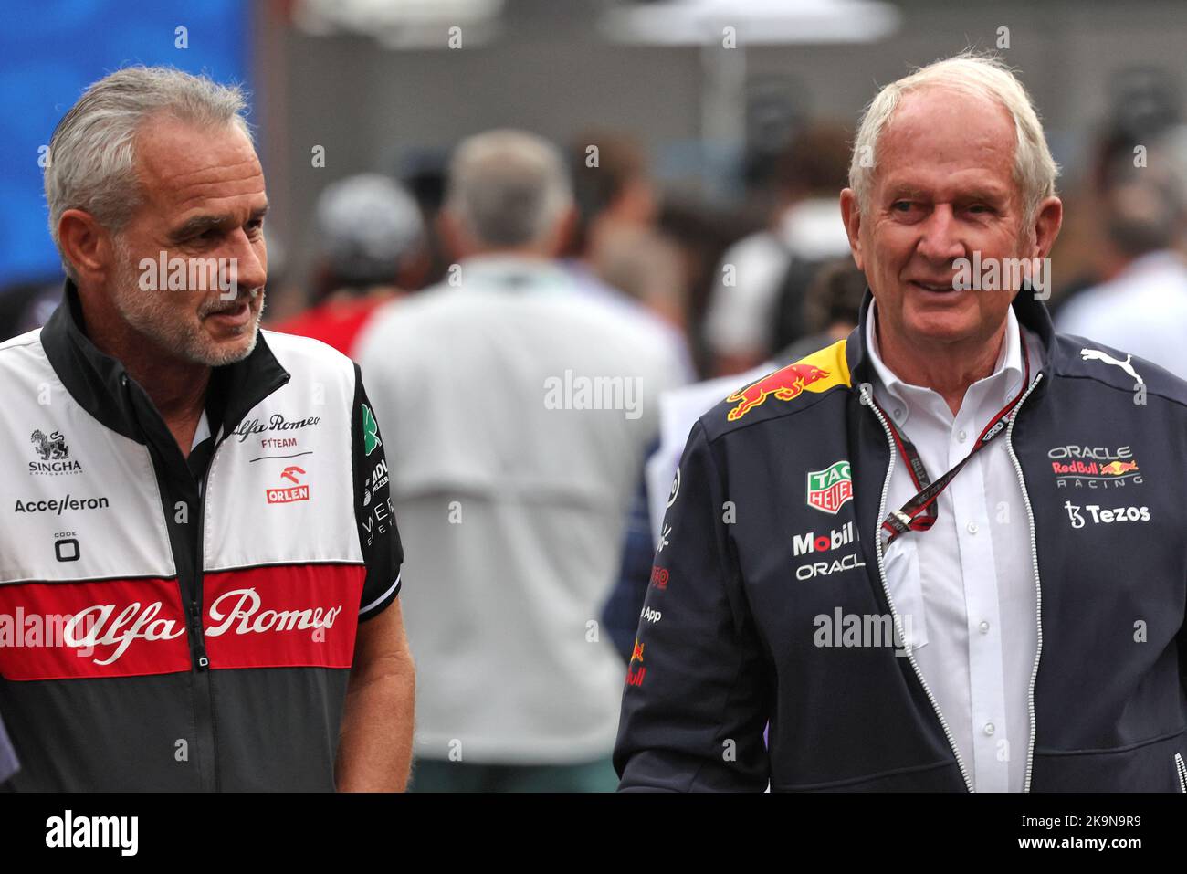 (Da L a R): Beat Zehnder (sui) Alfa Romeo F1 Team Manager e Dr Helmut Marko (AUT) Red Bull Motorsport Consultant. 29.10.2022. Campionato del mondo Formula 1, Rd 20, Gran Premio del Messico, Città del Messico, Messico, Giornata di qualificazione. Il credito fotografico dovrebbe essere: XPB/immagini dell'Associazione Stampa. Foto Stock