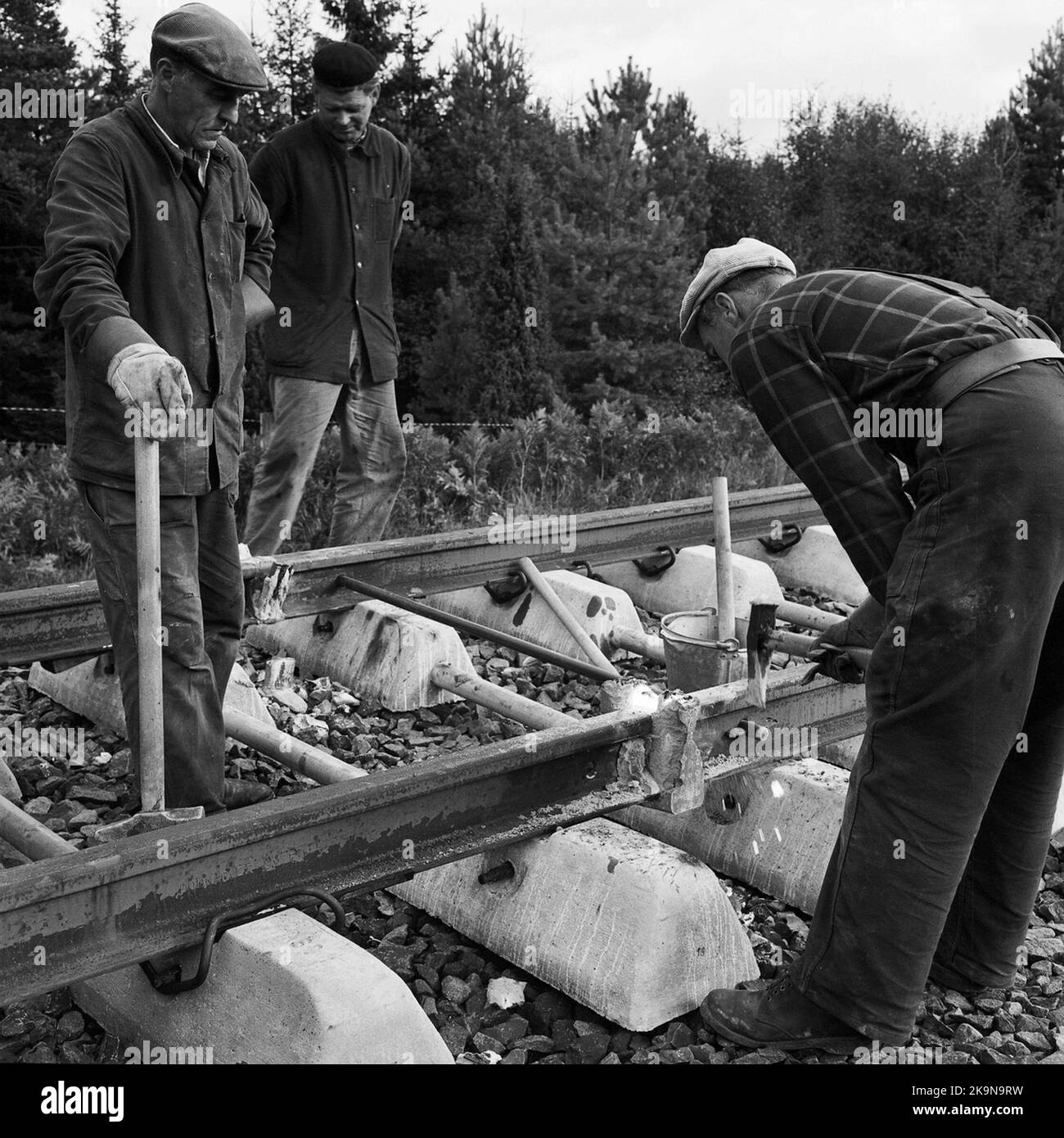 Pista di lavoro, Flisby-Solberga. Saldature dei giunti Foto Stock