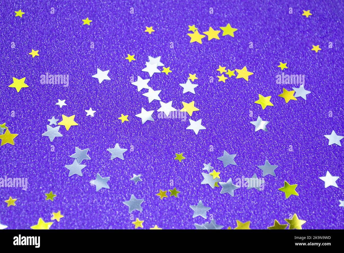 Bellissimo sfondo rosso viola o magenta con stelle coriandoli oro e argento. Foto Stock