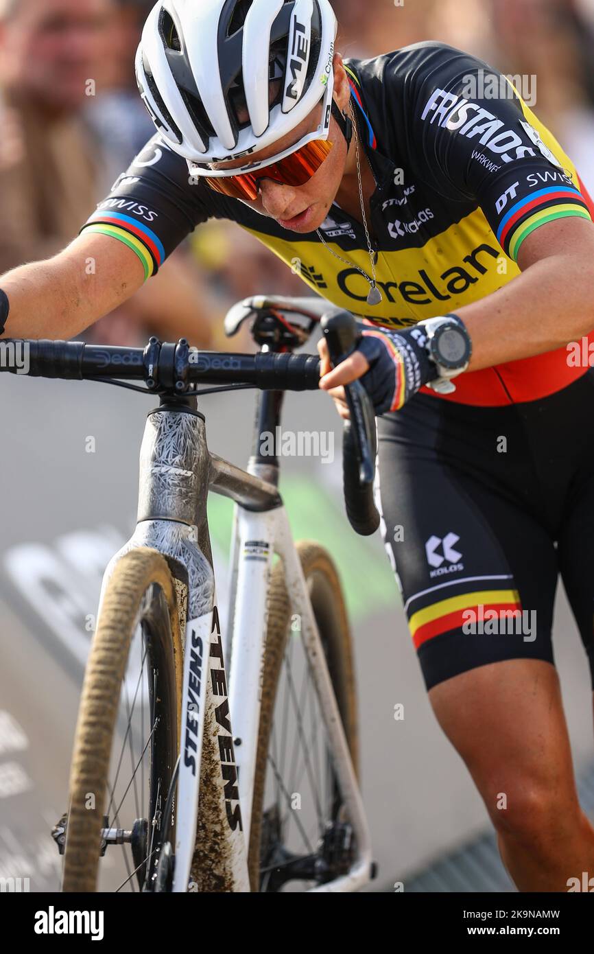 Il belga Sanne Cant ha mostrato in azione durante la corsa femminile d'élite del ciclocross Ruddervoorde, sabato 29 ottobre 2022 a Oostkamp, la prima tappa della gara ciclistica Superprestigio. BELGA PHOTO DAVID PINTENS Credit: Belga News Agency/Alamy Live News Foto Stock