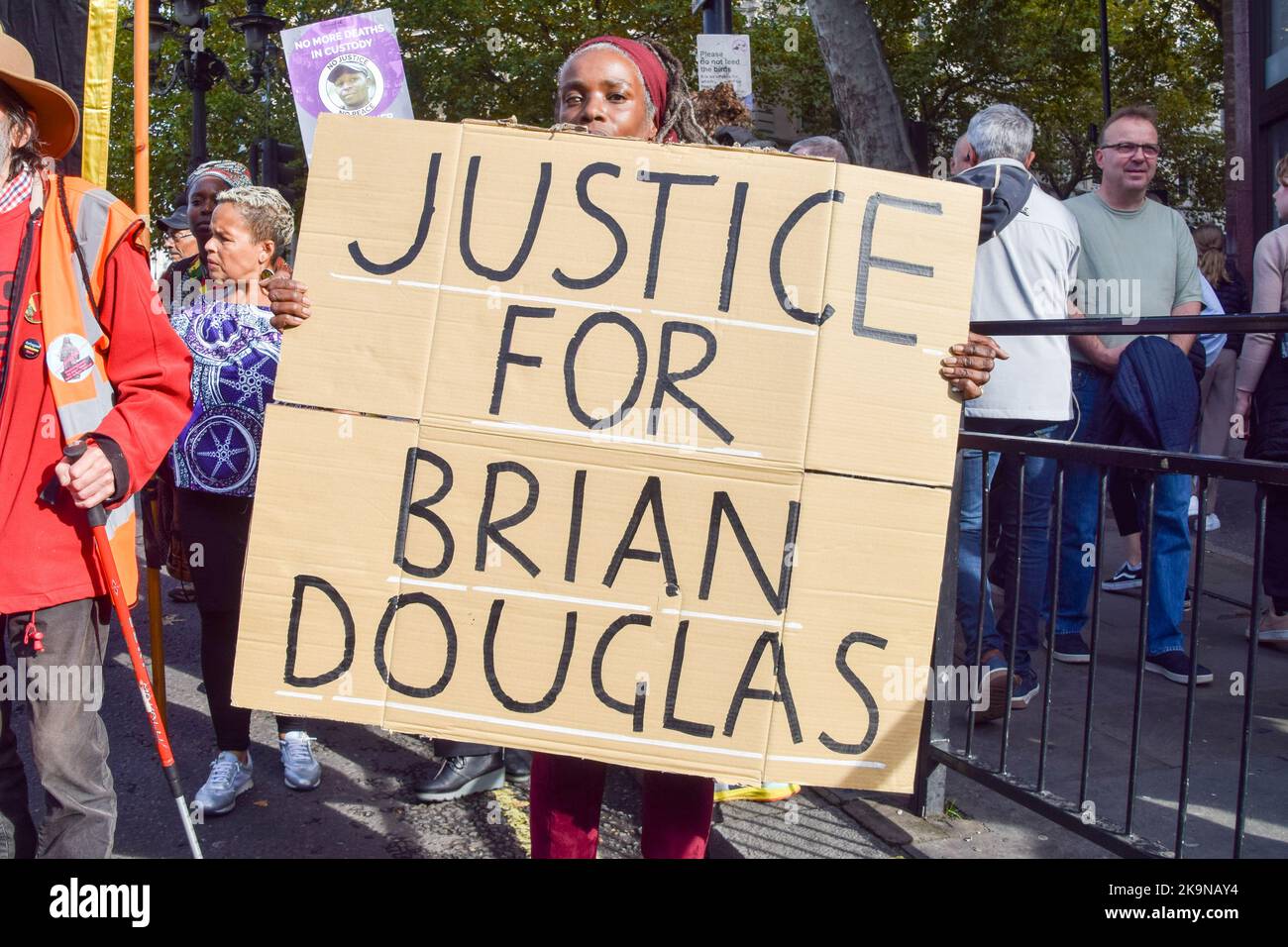 Londra, Inghilterra, Regno Unito. 29th Ott 2022. Un manifestante ha un cartello ''Justice for Brian Douglas'' in Trafalgar Square. I familiari, gli amici e i sostenitori marciarono da Trafalgar Square a Downing Street chiedendo giustizia per le persone morte in custodia della polizia e per mano della polizia, e per protestare contro la brutalità della polizia. (Credit Image: © Vuk Valcic/ZUMA Press Wire) Foto Stock